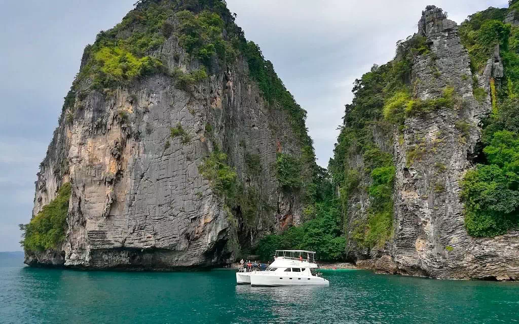 Rent a 40-foot Motor Catamaran in Krabi view 3